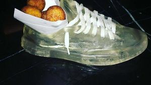 Begini Jadinya Kalau Sekop, Payung sampai Kursi Dipakai untuk Sajikan Makanan