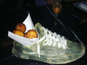 Begini Jadinya Kalau Sekop, Payung sampai Kursi Dipakai untuk Sajikan Makanan