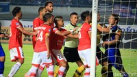 Pertandingan tersebut berlangsung panas. 