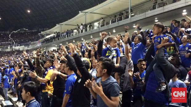 Laga klasik antara Persib Bandung melawan Persija Jakarta di ajang Liga I GOJEK-Traveloka di Bandung, Sabtu (21/7). (CNN Indonesia/Ahmad Bachrain)