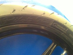 Menjajal Ban Balap Michelin pada Motor Harian