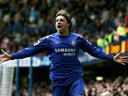 Nama besar lain yang kesulitan di Chelsea adalah Hernan Crespo. Pernah menjadi pemain termahal dunia, Crespo cuma membuat 10 gol dalam 19 pertandingan Premier League setelah direkrut dari Inter Milan pada musim panas 2002. Foto: Paul Gilham/Getty Images