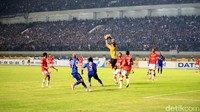 Andritany Ardhiyasa berhasil mengamankan gawangnya dari serangan para pemain Persib.