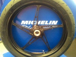 Seberapa Kuat Ban MotoGP di Jalanan Jakarta?