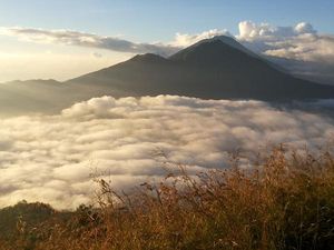 Bule Menari Telanjang, Pemkab Bangli: Apa Benar Itu Puncak Batur? Bule Menari Telanjang, Pemkab Bangli: Apa Benar Itu Puncak Batur?