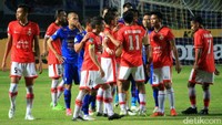 Pemain Persib dan Persija sempat bersitegang. 
