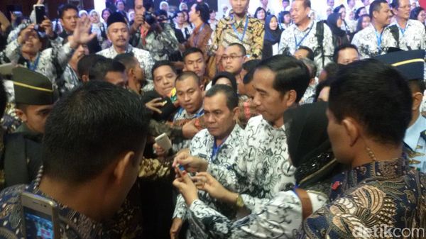 Berseragam PGRI, Jokowi Disambut Ribuan Guru