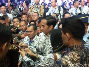 Berseragam PGRI, Jokowi Disambut Ribuan Guru