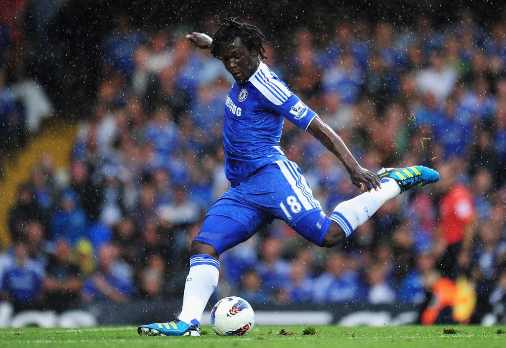 LONDON, ENGLAND - AUGUST 27:  Romelu Lukaku of Chelsea shoots during the Barclays Premier League match between Chelsea and Norwich City at Stamford Bridge on August 27, 2011 in London, England.  (Photo by Shaun Botterill/Getty Images)
