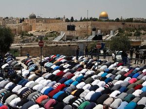 Israel Perketat Akses ke Masjid Al-Aqsa, Warga Palestina Salat di Jalan Israel Perketat Akses ke Masjid Al-Aqsa, Warga Palestina Salat di Jalan