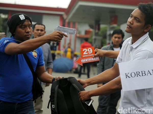 Rekonstruksi Perampokan Sadis di SPBU Daan Mogot