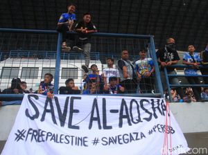 Spanduk Dukungan #SavePalestine Warnai Laga Persib Vs Persija