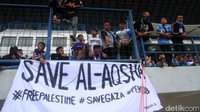 Para pendukung Persib juga membentangkan spanduk dukungan untuk Palestina.