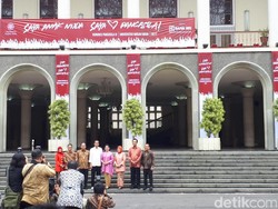 Momen Jokowi Bernostalgia di Tangga Keramat Balairung UGM