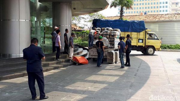 Kantor First Travel Didatangi Jemaah Umrah