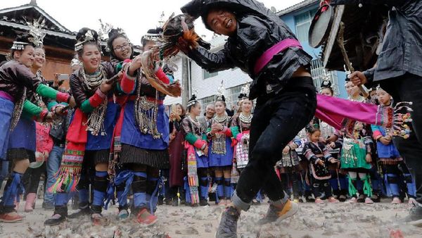 Foto: Tarik-tarikan Ayam, Tradisi Cari Jodoh Kontroversial