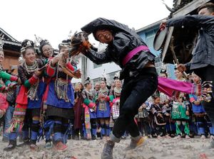Foto: Tarik-tarikan Ayam, Tradisi Cari Jodoh Kontroversial