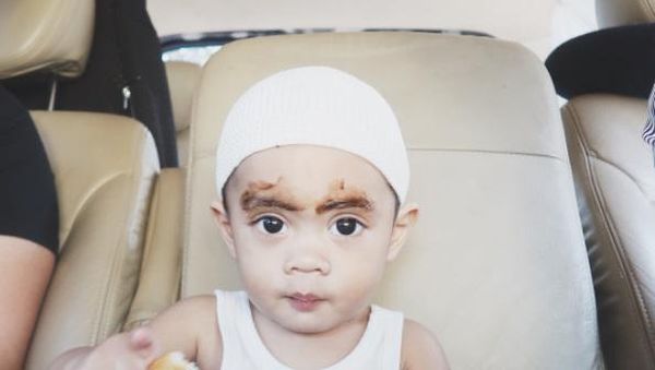 Foto: Siapa Nih Bocah yang Lagi Perawatan Alis?