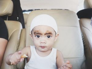 Foto: Siapa Nih Bocah yang Lagi Perawatan Alis?