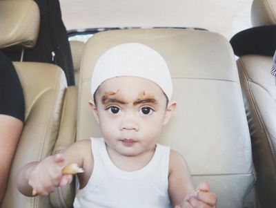 Foto: Siapa Nih Bocah yang Lagi Perawatan Alis?