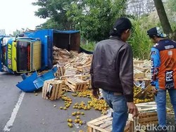 Avanza Tabrak Truk Bermuatan Jeruk di Pati, Satu Orang Tewas