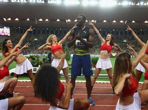 Ketika Usain Bolt Dikelilingi Cheerleader Seksi di Garis Finis