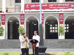 Canda Mahasiswa Tagih Sepeda ke Jokowi Usai Jawab Kuis di UGM