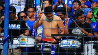 Pendukung Persib Bandung terus menyanyikan yel-yel dukungan.