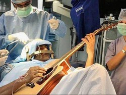 Musisi India Main Gitar Sambil Jalani Operasi Otak