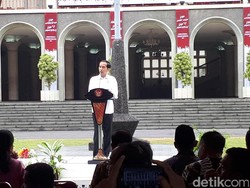 Saat Jokowi Sebut Tangga di Balairung UGM Keramat