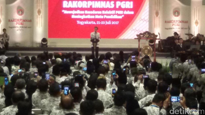 Berseragam PGRI, Presiden Jokowi Salami Para Guru