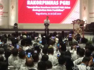 Berseragam PGRI, Presiden Jokowi Salami Para Guru