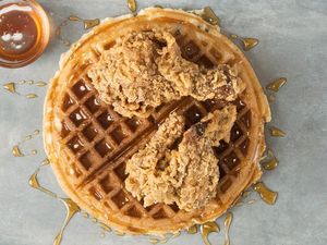 Fried Chicken Makin Nikmat Disantap dengan Salad hingga Waffle