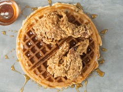Fried Chicken Makin Nikmat Disantap dengan Salad hingga Waffle