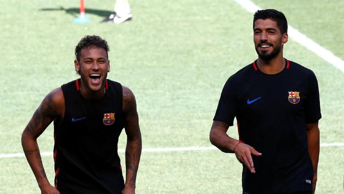 Telat Datang Latihan, Kepala Neymar Dikeplak Suarez