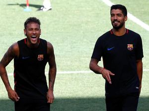 Telat Datang Latihan, Kepala Neymar Dikeplak Suarez