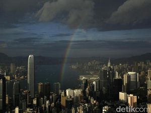 Boneka Raksasa Berjalan di Swiss, Keren atau Seram?