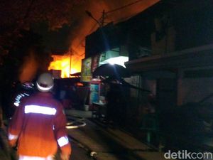 Permukiman Padat Terbakar di Pulogadung, 17 Mobil Damkar Dikerahkan