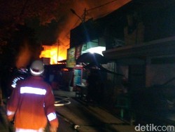 Permukiman Padat Terbakar di Pulogadung, 17 Mobil Damkar Dikerahkan