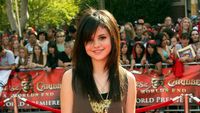 Masih Imut Banget, Foto Red Carpet Pertama Selena Gomez Hingga Miley Cyrus