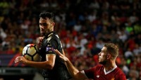Duel antara kapten Liverpool Jordan Henderson kontra gelandang Leicester City Vicente Iborra (Foto: REUTERS/BOBBY YIP)