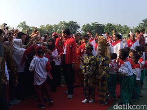 Jokowi Main Sulap di Depan Anak-anak, Iriana Jadi Asistennya