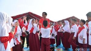 Foto: Main Ular Tangga Bareng Anak-anak, Pak Jokowi Girang Banget!