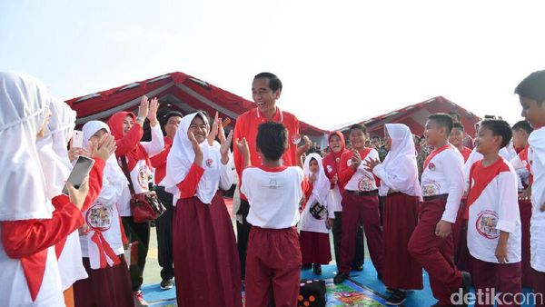 Foto: Main Ular Tangga Bareng Anak-anak, Pak Jokowi Girang Banget!