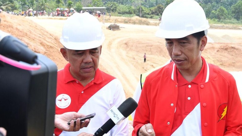 Gaya Jokowi Pakai Jaket The Flash Saat Tinjau Pembangunan Tol Gaya Jokowi Pakai Jaket The Flash Saat Tinjau Pembangunan Tol