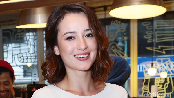 Tawa Julie Estelle yang Hangatkan Dinginnya Jakarta Akhir Pekan