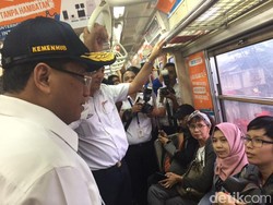 Naik KRL, Menhub Dicurhati Penumpang soal Lamanya Antrean Kereta