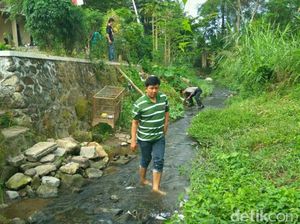 Polisi di Blitar Masih Sisir Sungai Tempat 143 KIS Ditemukan Polisi di Blitar Masih Sisir Sungai Tempat 143 KIS Ditemukan