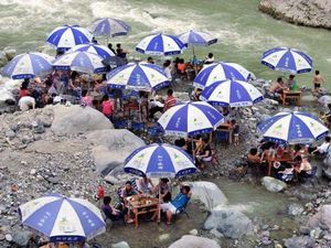 Diserang Gelombang Panas, Warga China Ramai Bermain Mahjong di Sungai