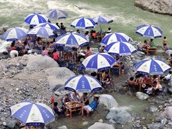 Diserang Gelombang Panas, Warga China Ramai Bermain Mahjong di Sungai